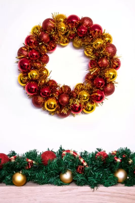 Outdoor Christmas Wreaths<Christmas Tree World 33Cm Red & Gold Shatterproof Bauble Wreath